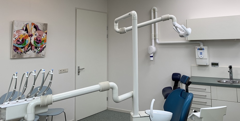 Le Dentiste Ajuste La Lampe Dentaire En Fonction De Ses Besoins